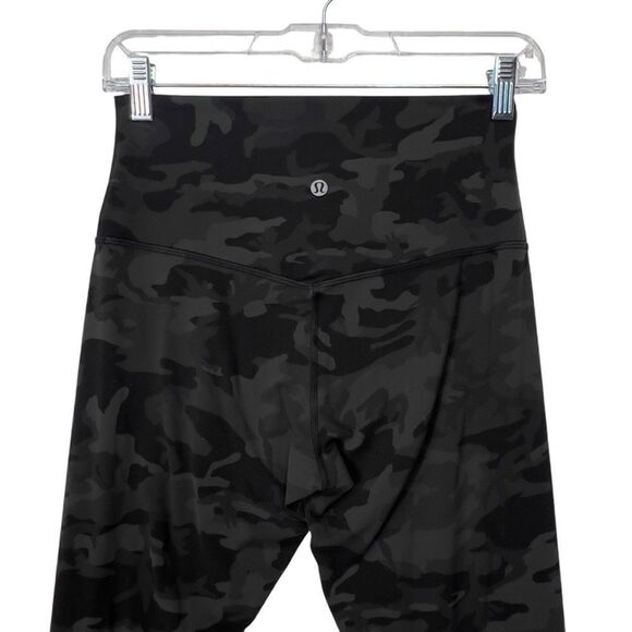 Lululemon "WUNDER UNDER CROP" Black DENIM Camo Mid Rise size 6 - Picture 12 of 15